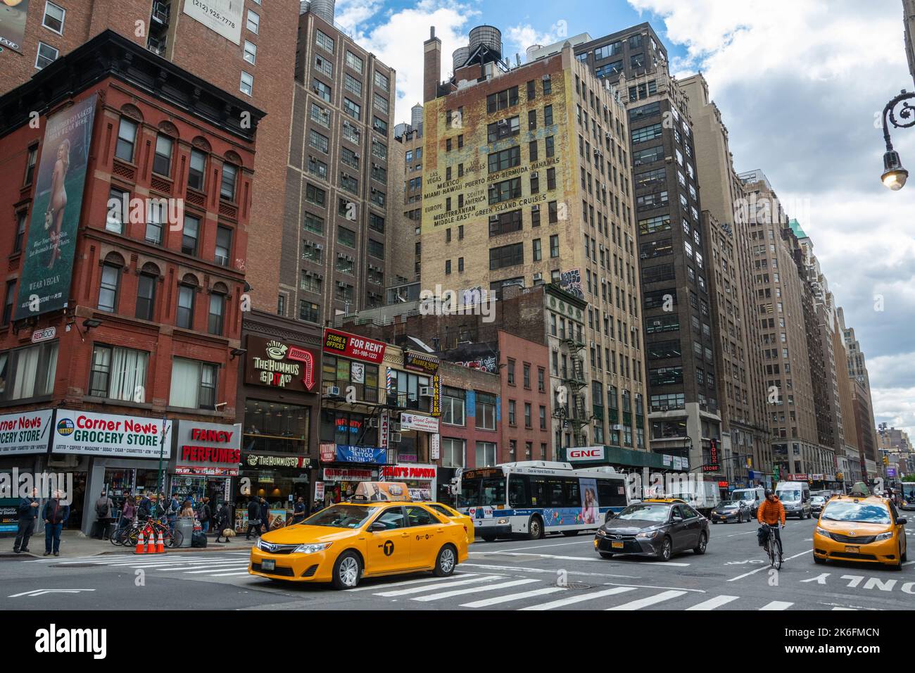 New York, États-Unis d'Amérique – 8 mai 2017. Bloc de bâtiments historiques à 600-618 8th Avenue dans le quartier Midtown de Manhattan, New Yor Banque D'Images