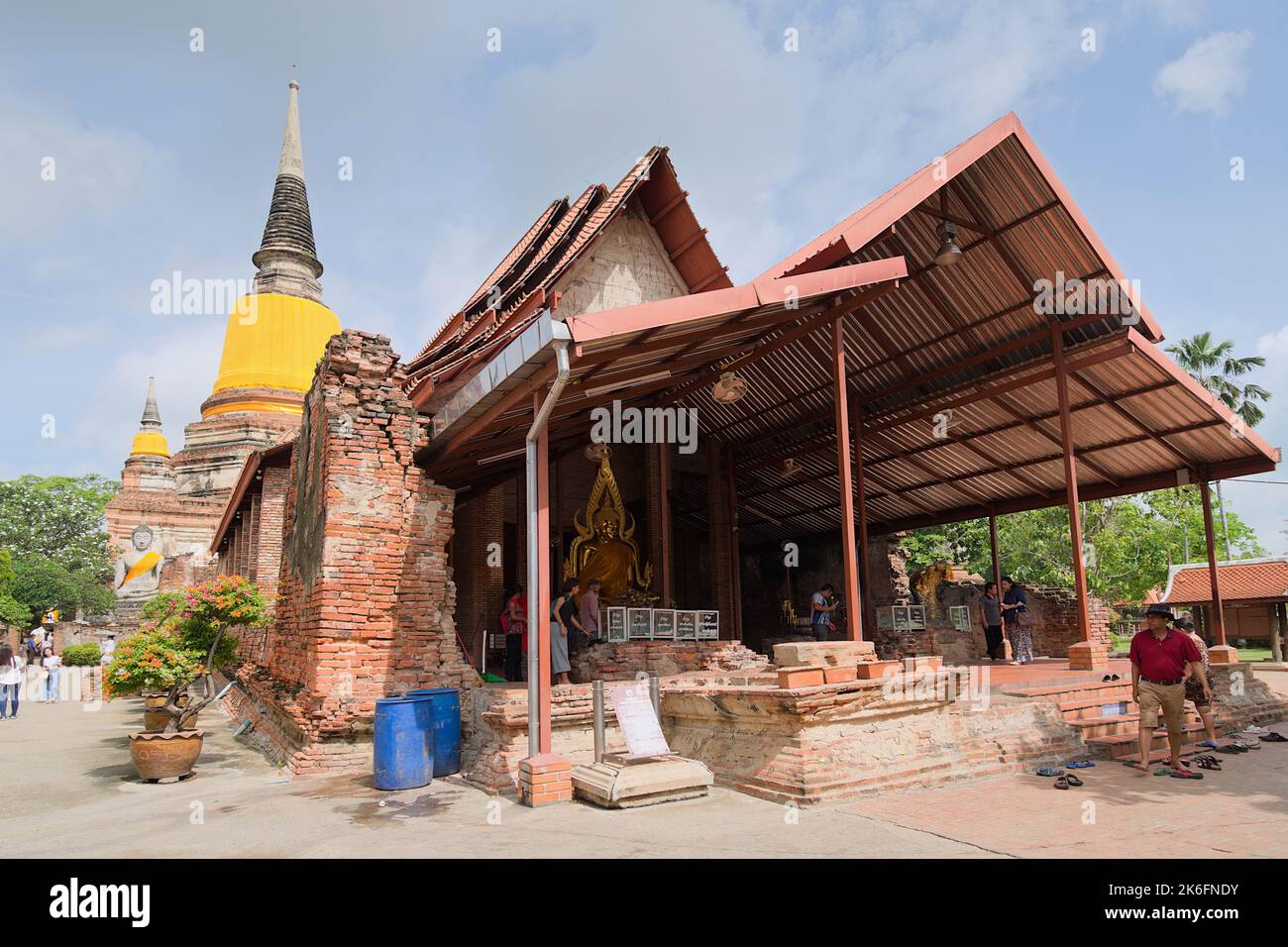 Reconstruit le hall d'ordination ou l'ubosoot au Wat Yai Chai Mongkhon, qui abrite l'une des images de Bouddha les plus vénérées d'Ayutthaya, en Thaïlande Banque D'Images