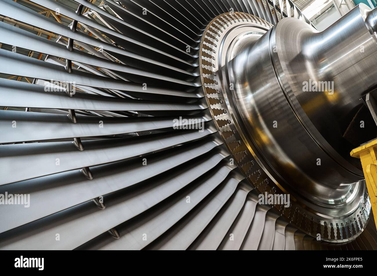 Rotor moderne avec de longues pales de puissante turbine à vapeur Banque D'Images