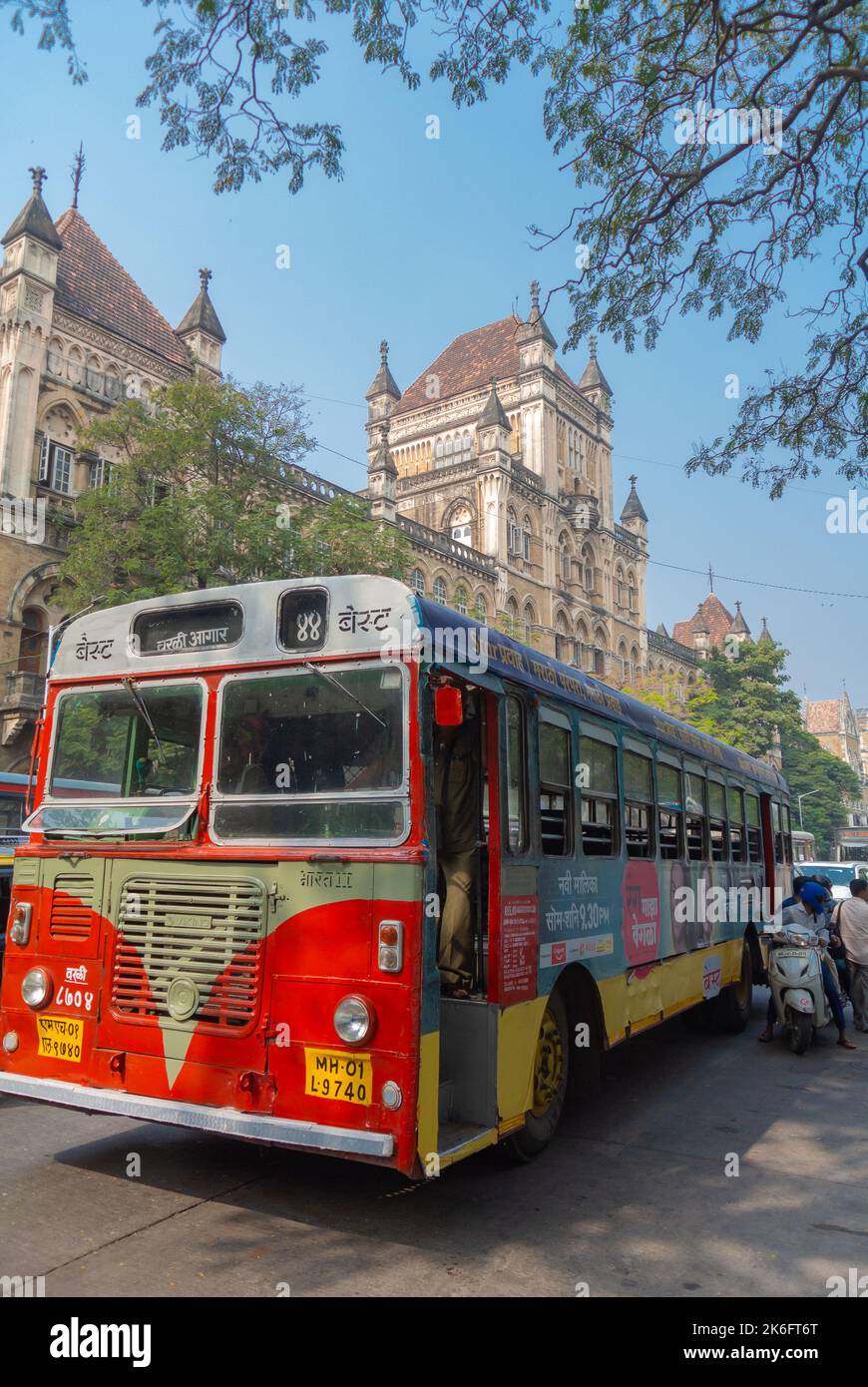 Mumbai, Maharashtra, Inde du Sud, 31th décembre 2019 : bus publics dans la rue Banque D'Images