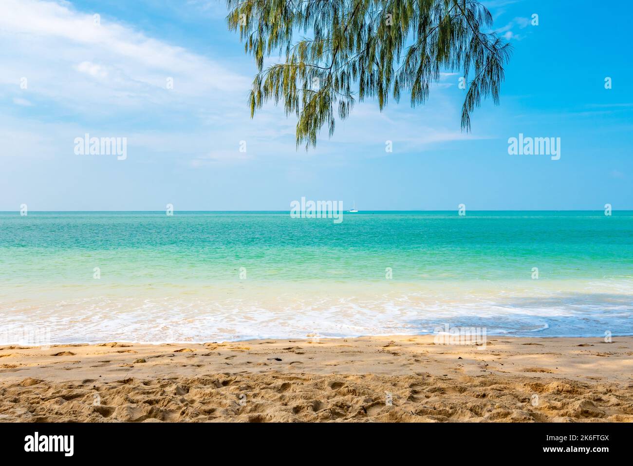 Vue depuis la plage tropicale de l'île de Koh Lanta, Thaïlande. Vue sur la mer pure avec bateaux et yacht sur l'eau. Regardez à l'ombre de l'arbre sur la plage de sable. Été Banque D'Images