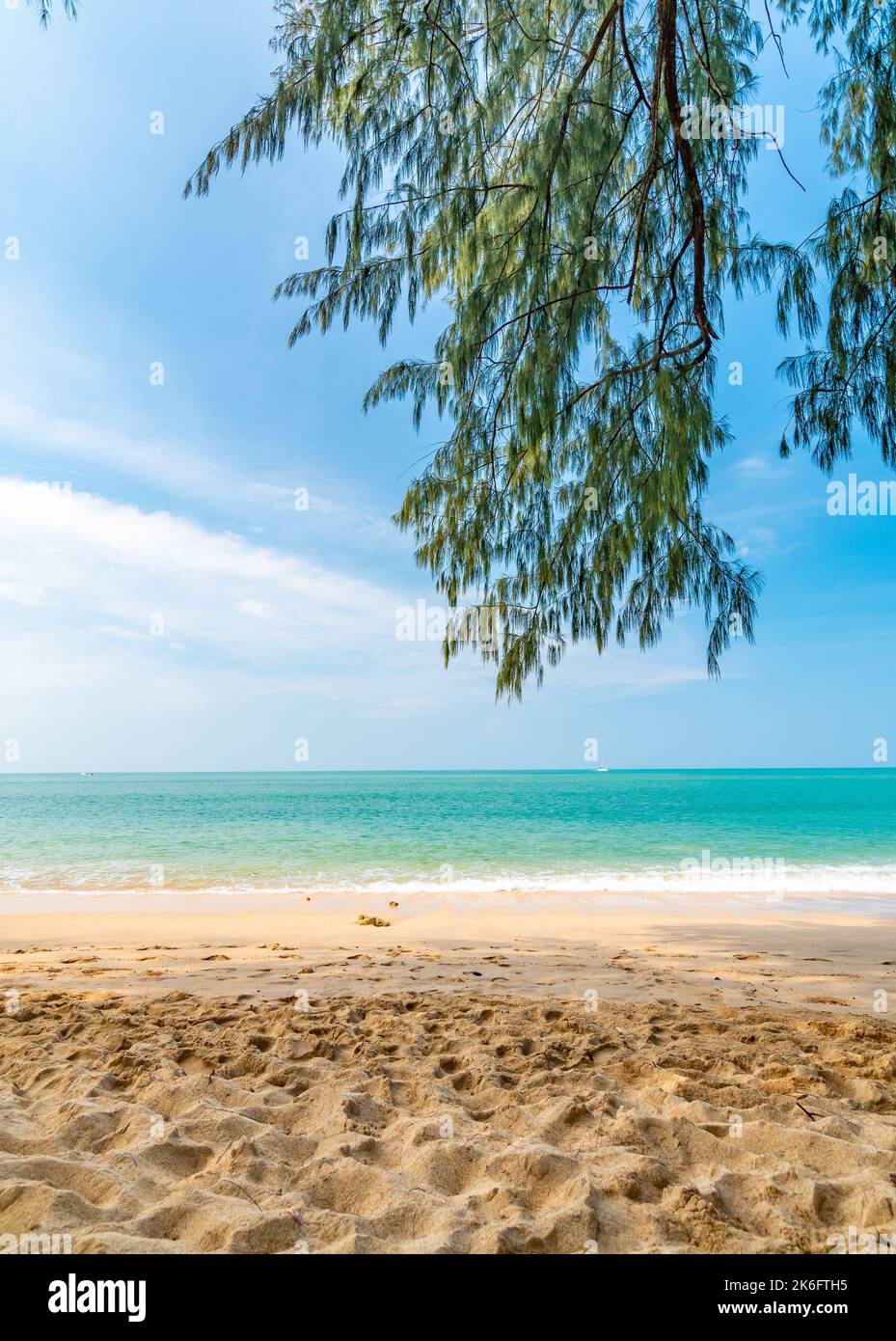 Vue depuis la plage tropicale de l'île de Koh Lanta, Thaïlande. Vue sur la mer pure avec bateaux et yacht sur l'eau. Regardez à l'ombre de l'arbre sur la plage de sable. Été Banque D'Images