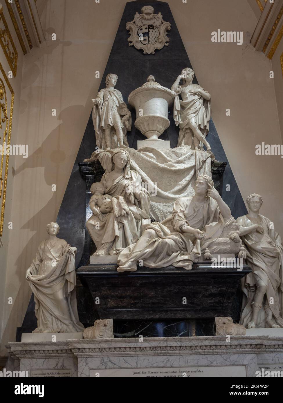 Monument en marbre blanc et gris à Lord Foley à l'intérieur de l'église de St Michael et All Angels, Great Witley, Worcestershire, Royaume-Uni; Banque D'Images