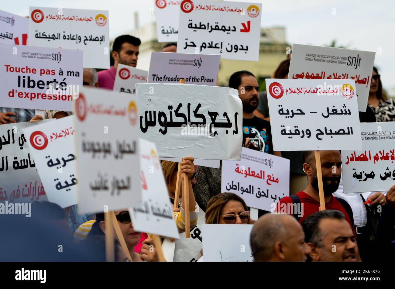 Tunis, Tunisie. 13th octobre 2022. Tunis, Tunisie. 13 octobre 2022. Des journalistes tunisiens et des militants des droits de l'homme protestent en faveur de la liberté de la presse sur la place Kasba à Tunis. Les manifestants ont porté des bannières et des slogans scandés défendant le droit démocratique à la liberté de la presse et condamnant les restrictions imposées à la presse par le gouvernement tunisien. Reporters sans frontières (RSF) a exprimé des inquiétudes quant à un revers pour la liberté de la presse en Tunisie, suite à la consolidation du pouvoir par le président tunisien Kais Saied en juillet 2021. (Image de crédit : © Hasan mrad/IMAGESLIVE via ZUMA Press Wire) Banque D'Images