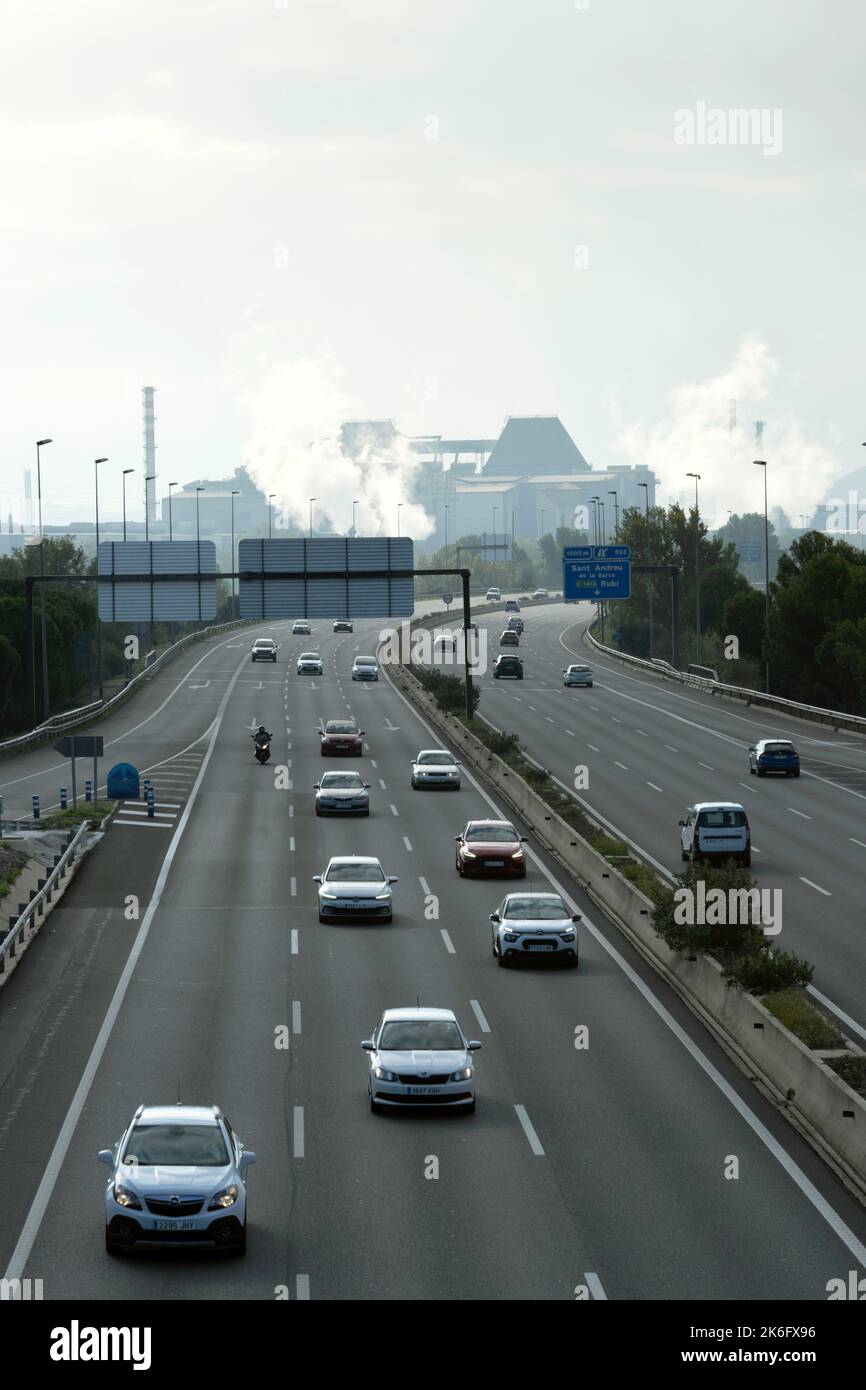 Barcelone, Catalogne, Espagne , 9 octobre 2022: Aciérie à côté de l'autoroute pollue l'environnement avec ses fumées Banque D'Images