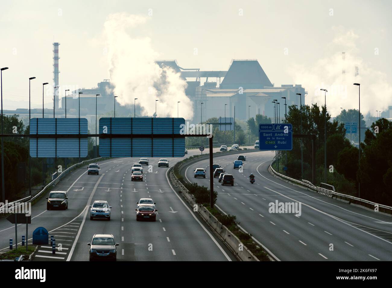 Barcelone, Catalogne, Espagne , 9 octobre 2022: Aciérie à côté de l'autoroute pollue l'environnement avec ses fumées Banque D'Images