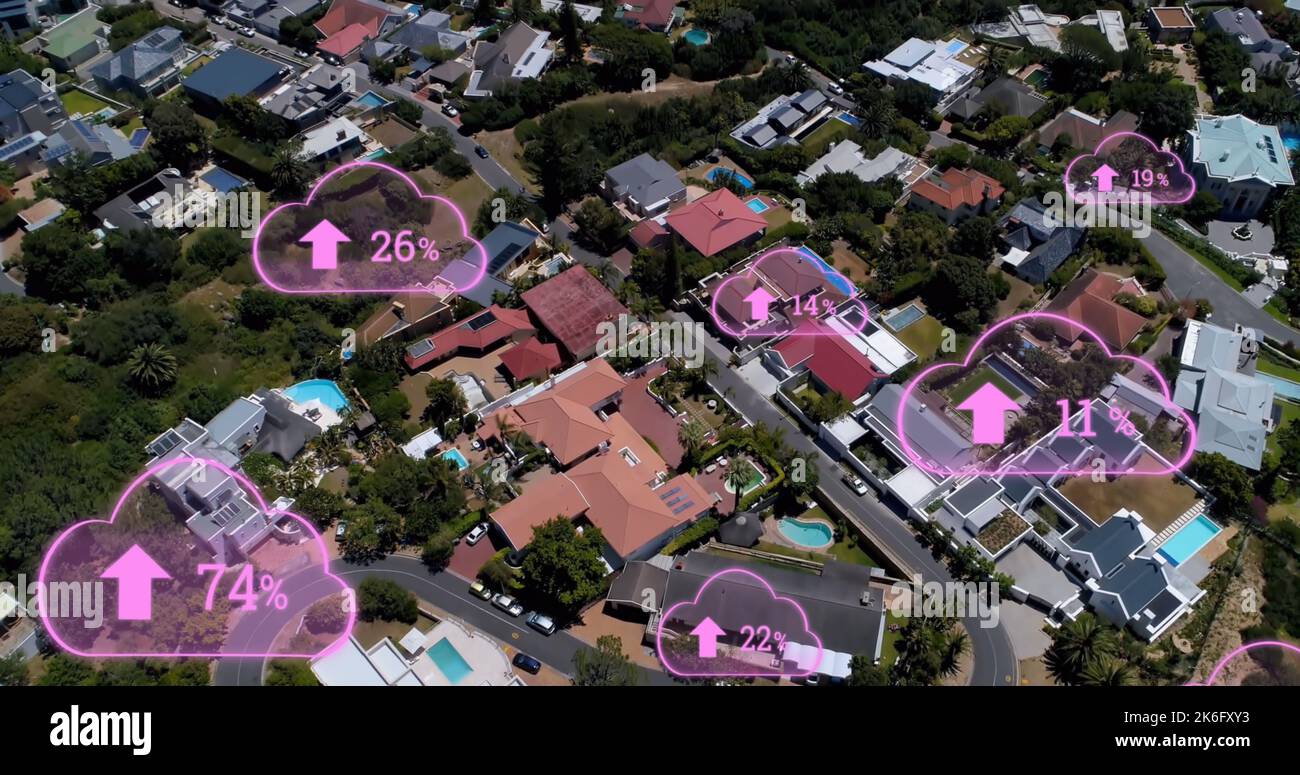 Composite de nombres multiples avec flèche vers le haut et signes de pourcentage sur la vue aérienne de paysage urbain Banque D'Images