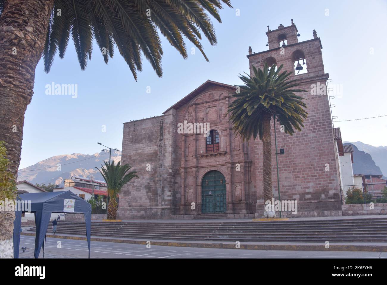 Urubamba, Pérou - 30 juin 2022 : Plaza de Armas, Eglise Templo de San Pedro à Urubamba, Vallée Sacrée, Cusco, Pérou Banque D'Images