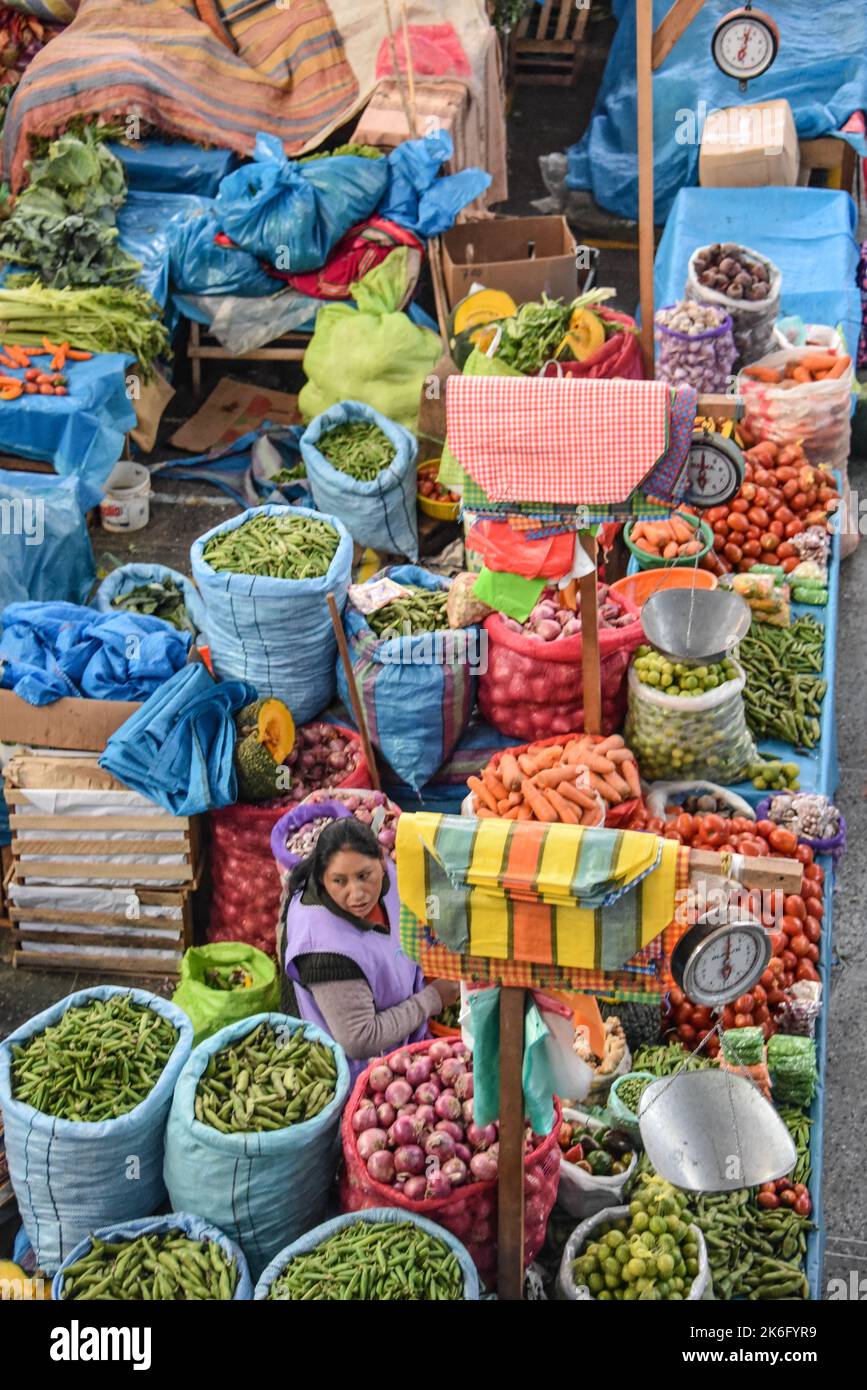 Urubamba, Pérou - 30 juin 2022 : produits locaux en vente sur le marché central d'Urubamba, Vallée Sacrée, Cusco, Pérou Banque D'Images