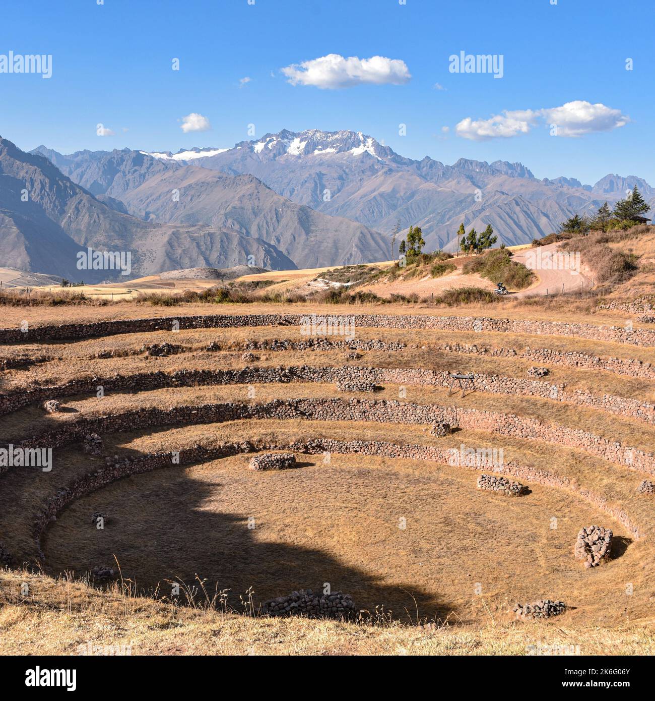 Vue sur la vallée sacrée des Incas depuis le site archéologique de Moray. Cusco, Pérou Banque D'Images