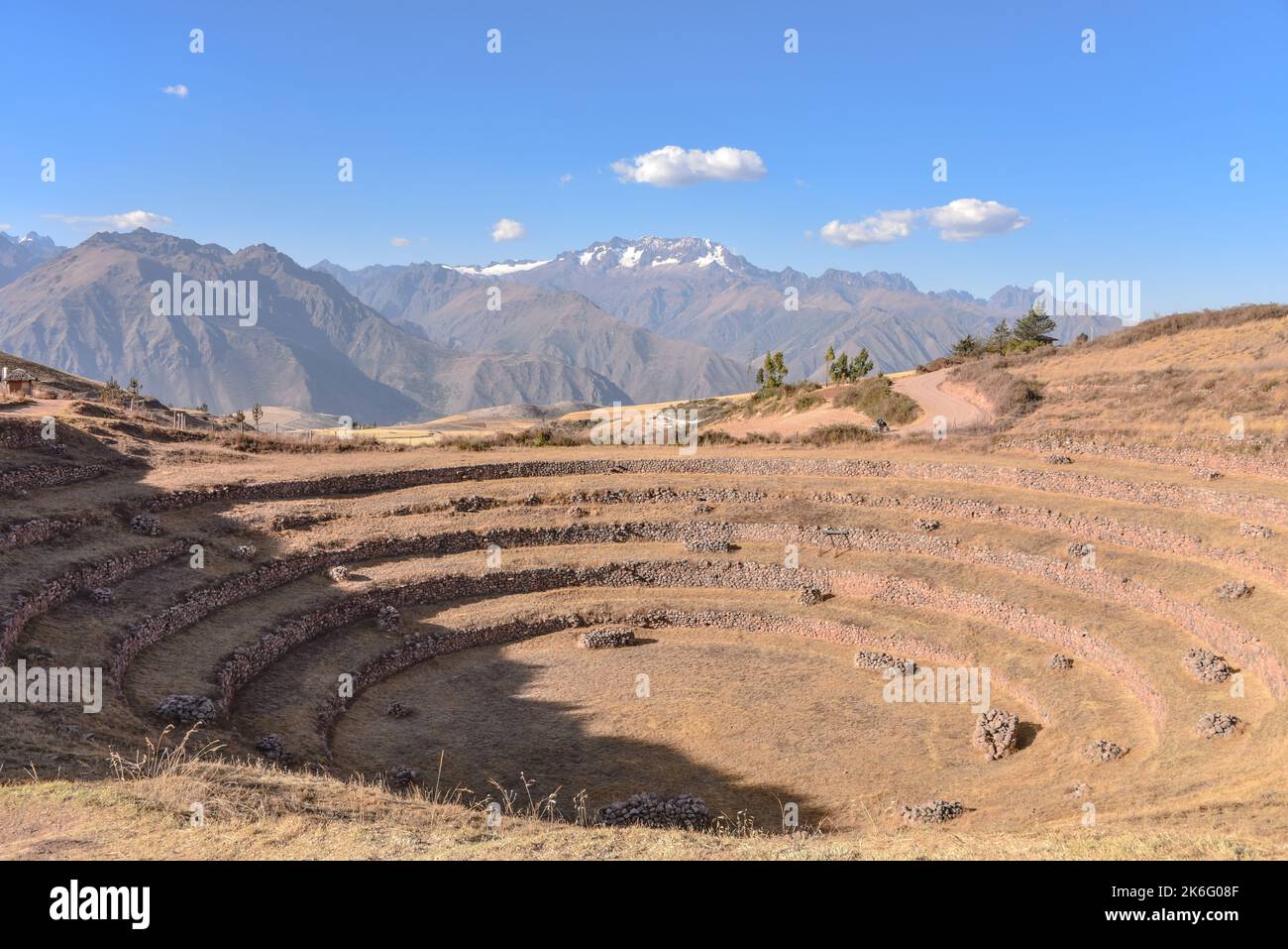 Vue sur la vallée sacrée des Incas depuis le site archéologique de Moray. Cusco, Pérou Banque D'Images