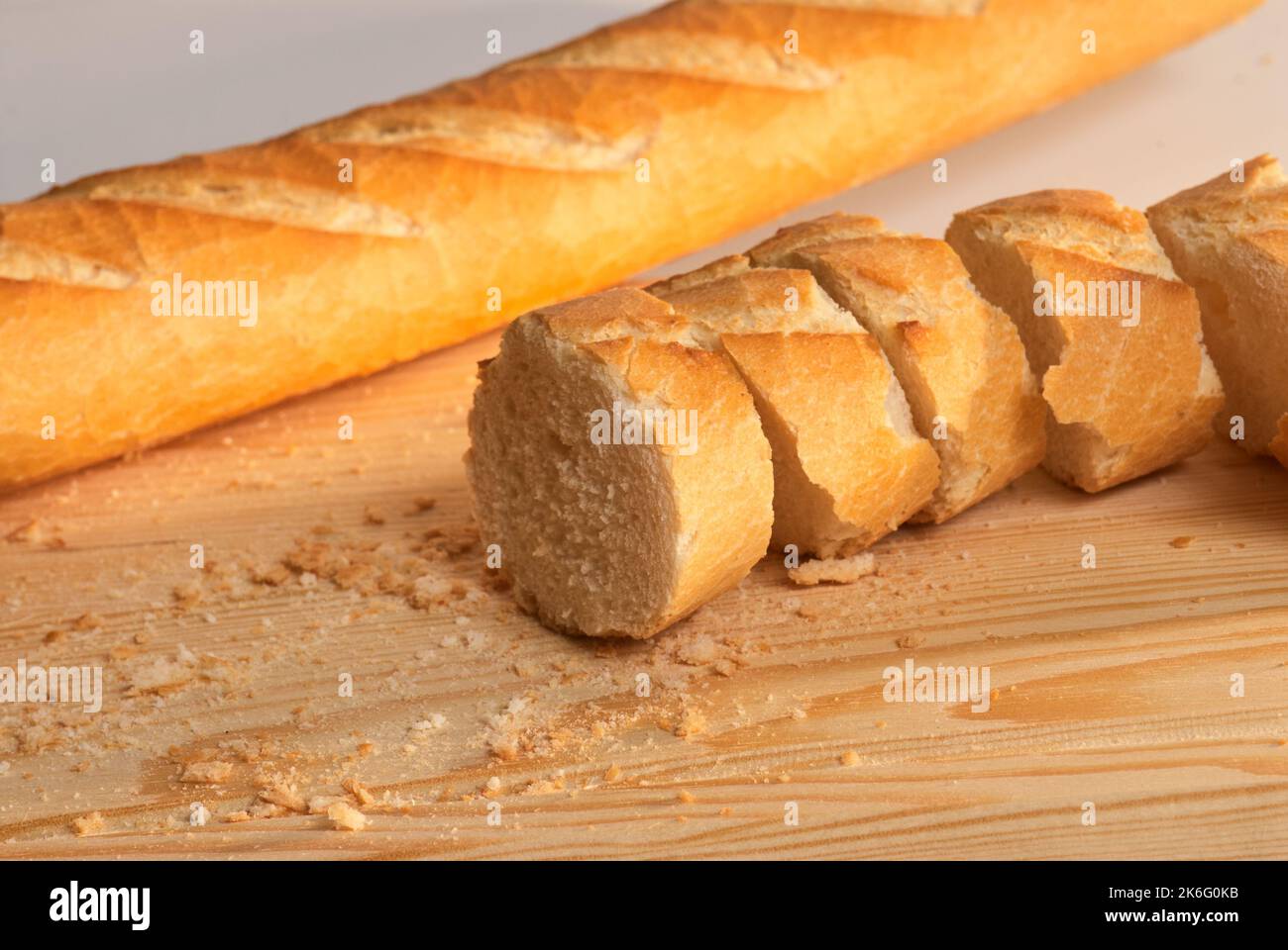 Tranches de pain sur une planche de bois avec chapelure Banque D'Images