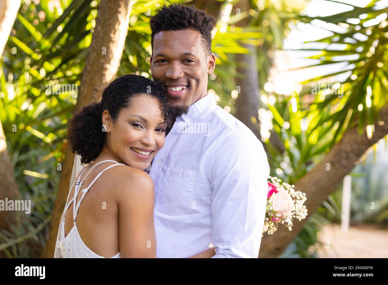 Portrait d'un heureux couple afro-américain se mariant, embrassant pendant le jour du mariage Banque D'Images