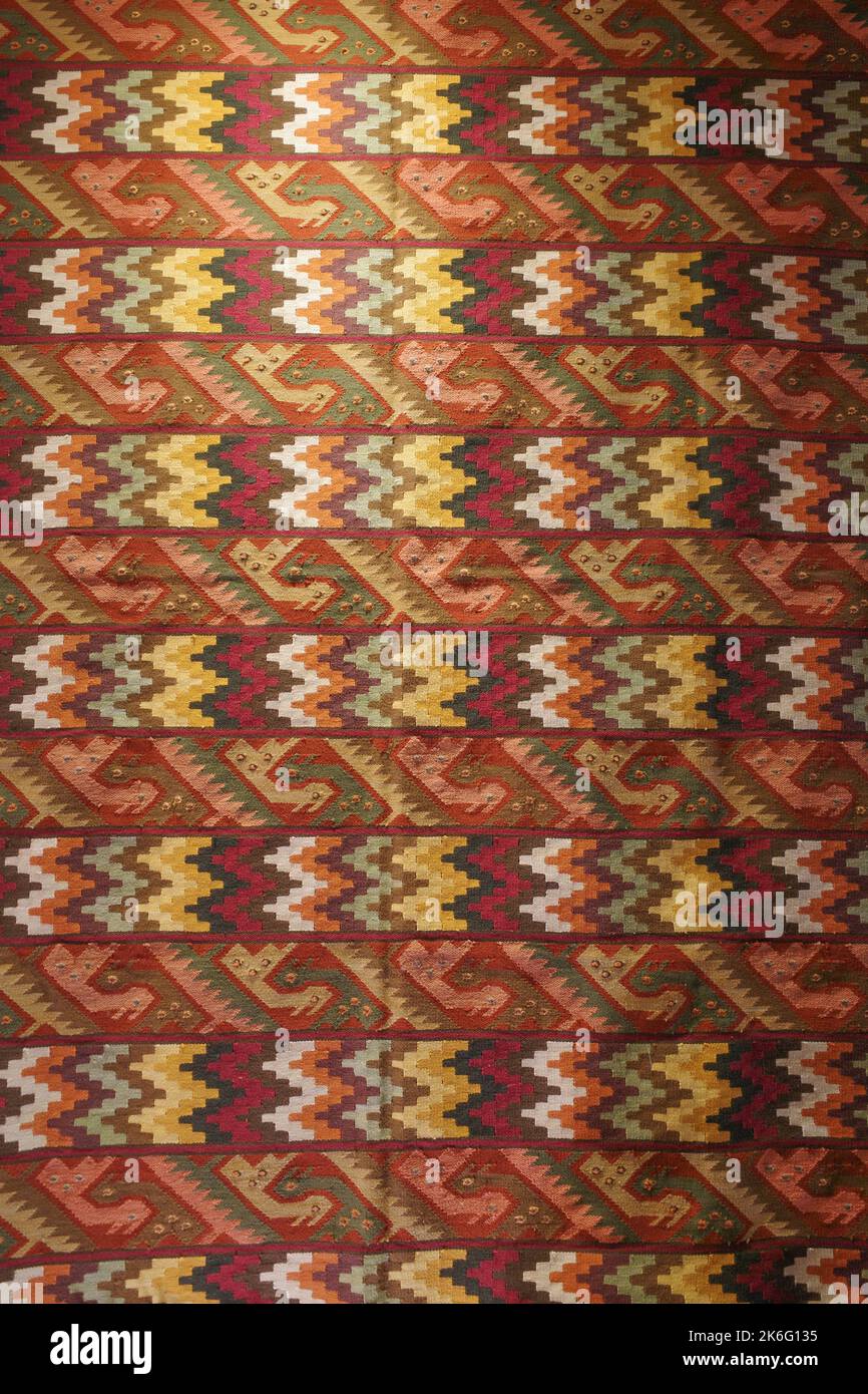 Cusco, Pérou - 1 juillet 2022 : tissage textile andin réalisé avec de la laine alpaga teint par nature Banque D'Images