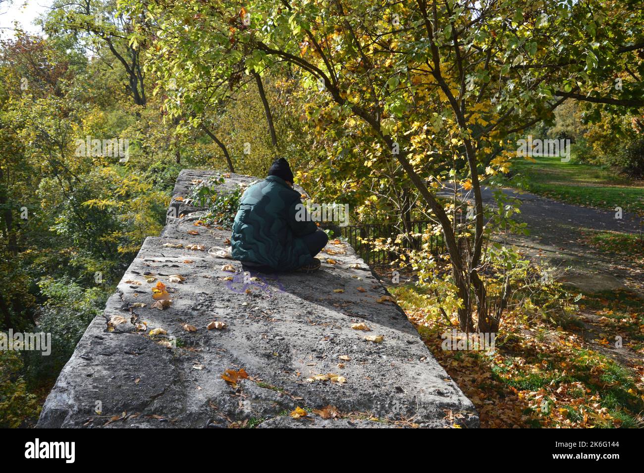 Berlin, Allemagne - 11 octobre 2022 - ruines de la deuxième Guerre mondiale bunker à Gustav Meyer colline Hoehe dans Volkspark Humboldthain dans la localité de Gesundbrunnen dans le quartier Mitte. (Photo ba Markku Rainer Peltonen) Banque D'Images