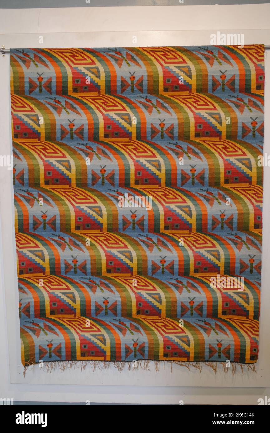 Cusco, Pérou - 1 juillet 2022 : tissage textile andin réalisé avec de la laine alpaga teint par nature Banque D'Images