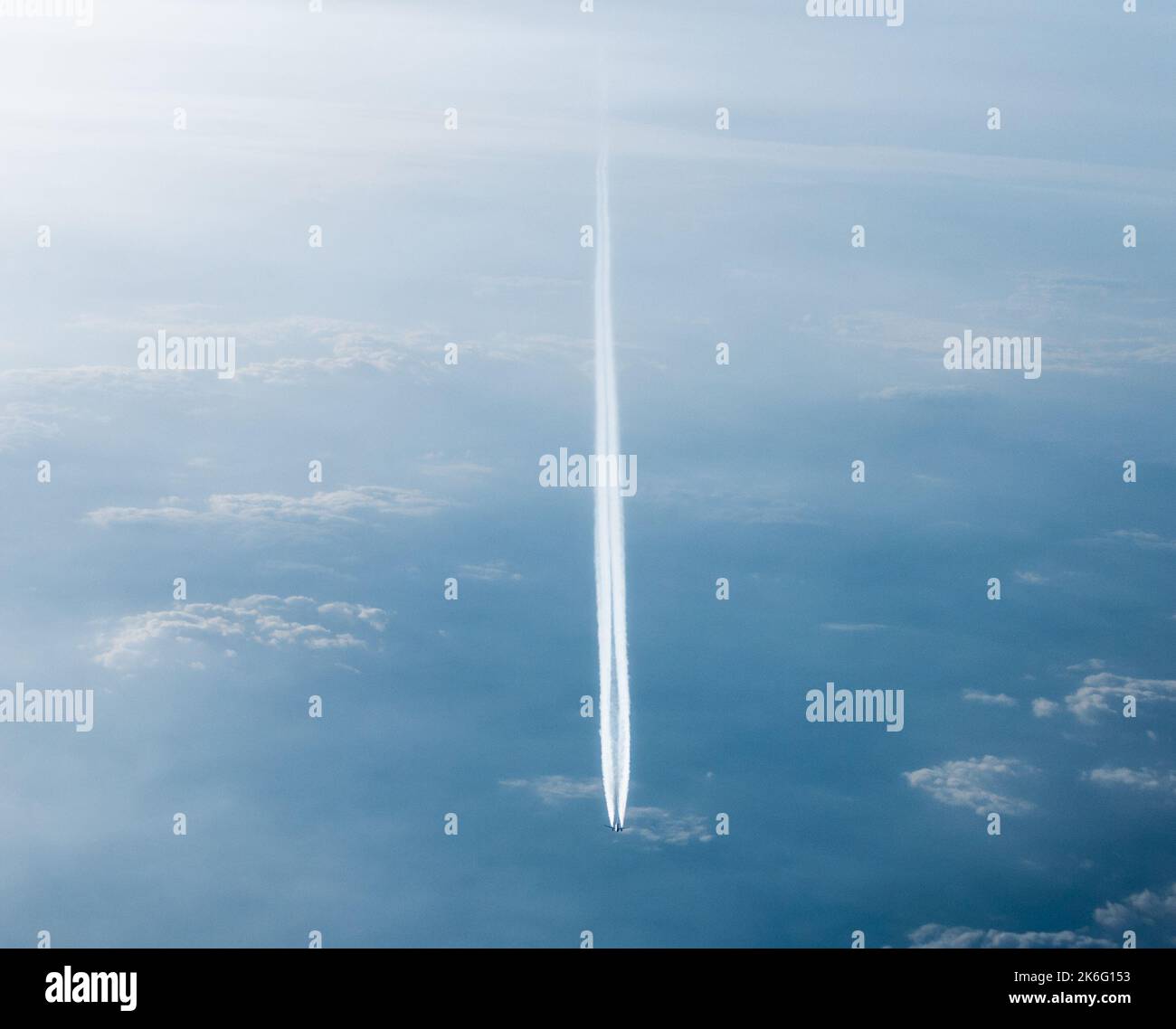 Avion avec un sentier chimique volant en ligne droite Banque D'Images