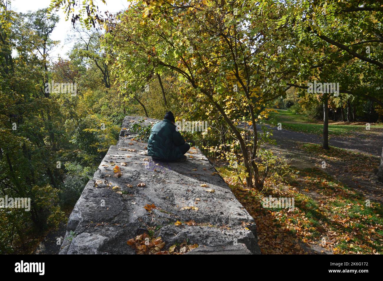 Berlin, Allemagne - 11 octobre 2022 - ruines de la deuxième Guerre mondiale bunker à Gustav Meyer colline Hoehe dans Volkspark Humboldthain dans la localité de Gesundbrunnen dans le quartier Mitte. (Photo ba Markku Rainer Peltonen) Banque D'Images