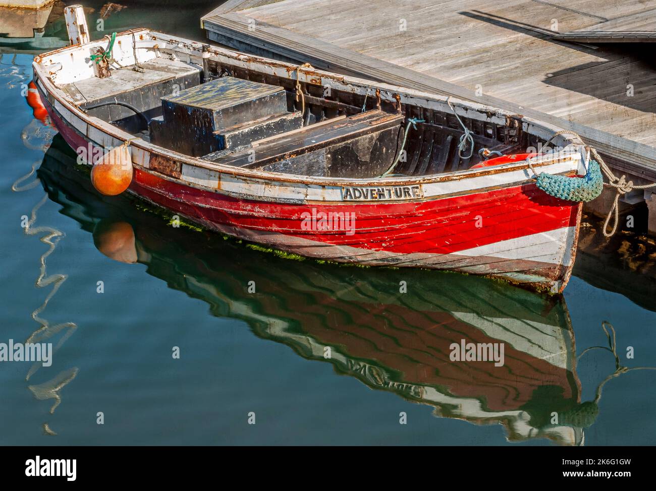 Ancien bateau de pêche rouge nommé « Adventure » à Scarborough, dans le North Yorkshire, en Angleterre Banque D'Images
