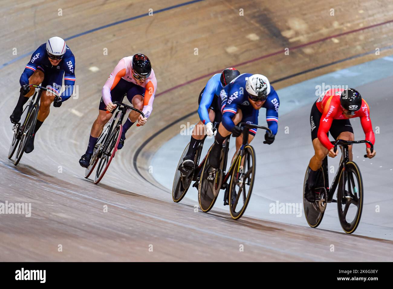 SAINT-QUENTIN-EN-YVELINES, FRANCE - OCTOBRE 13 : James Hedgcock du Canada, Yu Zhou de Chine, Tijmen van Loon des pays-Bas, Sébastien Vigier de France et Rayan Helal de France en action sur la première course de renouvellement du Keirin des hommes pendant le jour 2 du Championnat du monde 112th sur 13 octobre 2022 à Saint-Quentin-en-Yvelines, en France. (Photo de Baptiste Fernandez/Icon Sport) Banque D'Images