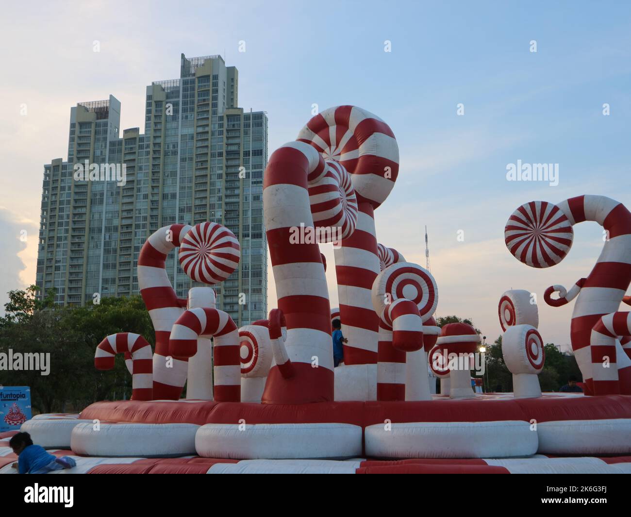 Ballons de saut gonflables géants de différentes formes pour les enfants à jouer. (Surabaya, Indonésie - 03 novembre 2018) Banque D'Images