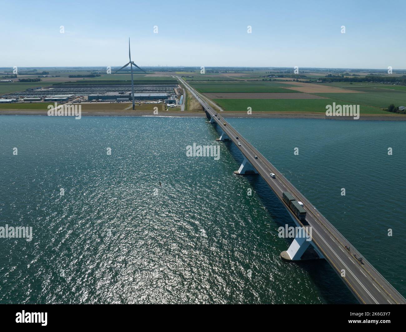 Pont de Zeelandbridge à l'infini dans la vue aérienne de drone de distance. Partie de Delta fonctionne. Infrastructure néerlandaise holland Zeeland. Livraison du transport Banque D'Images