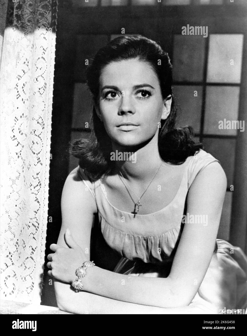 NATALIE PORTRAIT EN BOIS dans WEST SIDE STORY 1961 réalisateurs JEROME ROBBINS et ROBERT WISE musique Leonard Bernstein paroles Stephen Sondheim A Robert Wise production / The Mirisch Corporation / United Artists Banque D'Images