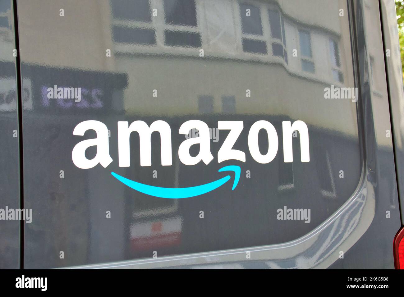 logo amazon sur le côté du camion de livraison Banque D'Images