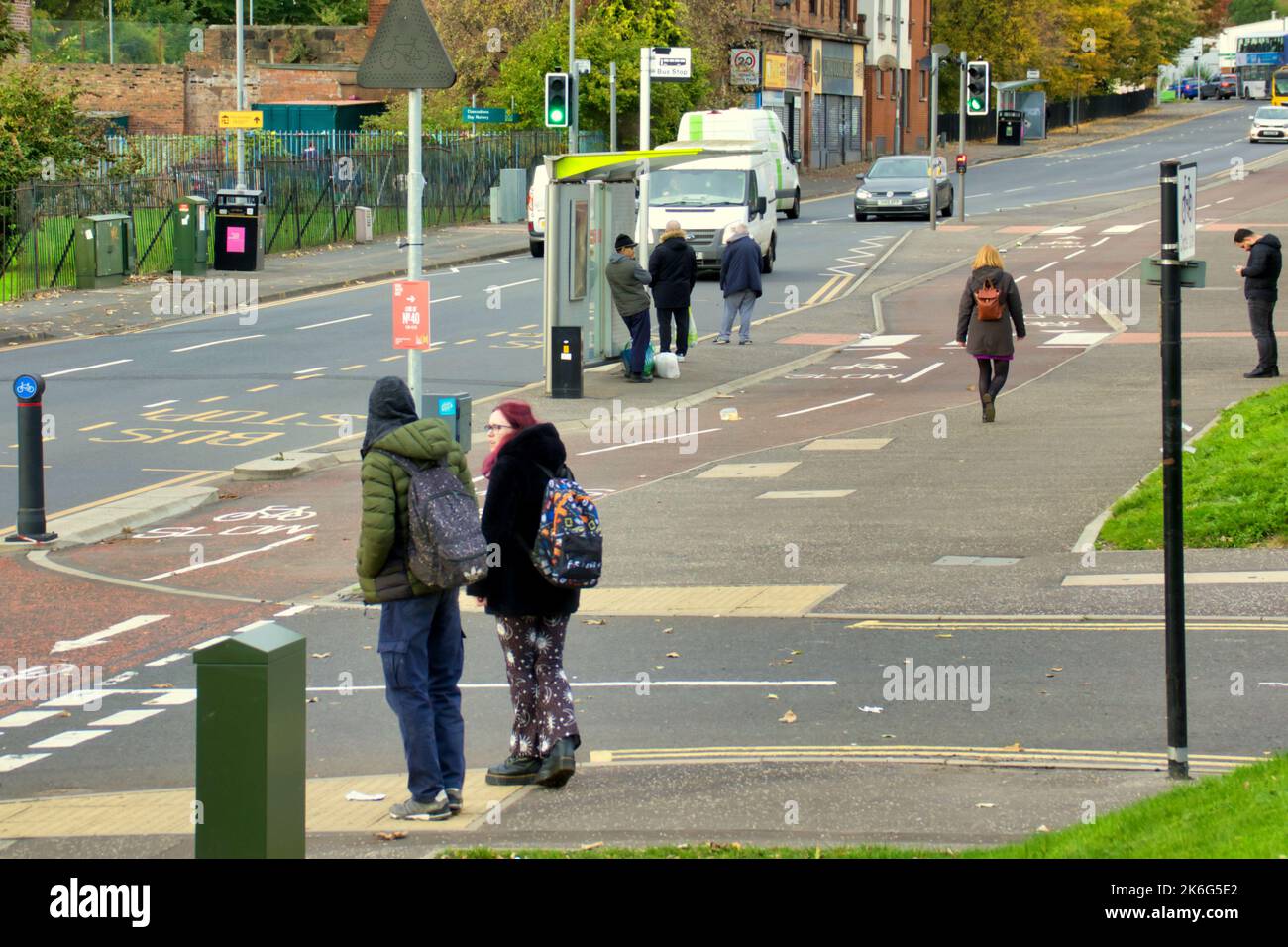 La ville est la première au Royaume-Uni à introduire de nouveaux panneaux de signalisation. L'enseigne électronique activée par cycle est représentée par une trajectoire de vélo de route garscube Banque D'Images