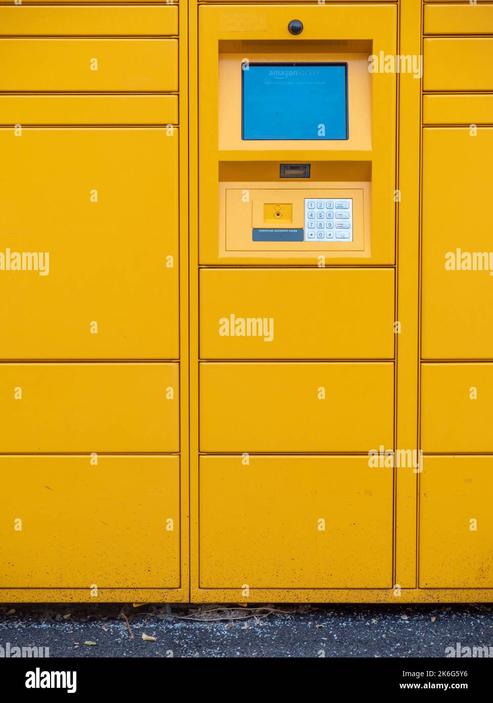 Amazon Hub Locker, où les clients peuvent prendre leur commande eux-mêmes. Banque D'Images