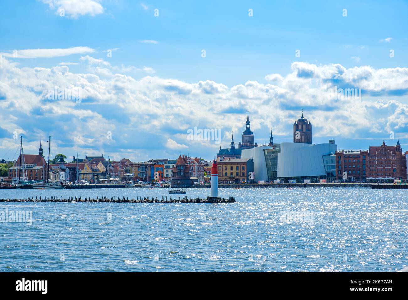 Vue sur le bord de mer depuis le détroit de Strela jusqu'à la lumière centrale du brise-lames, la toile de fond de la ville et le port de la ville hanséatique de Stralsund, en Allemagne. Banque D'Images