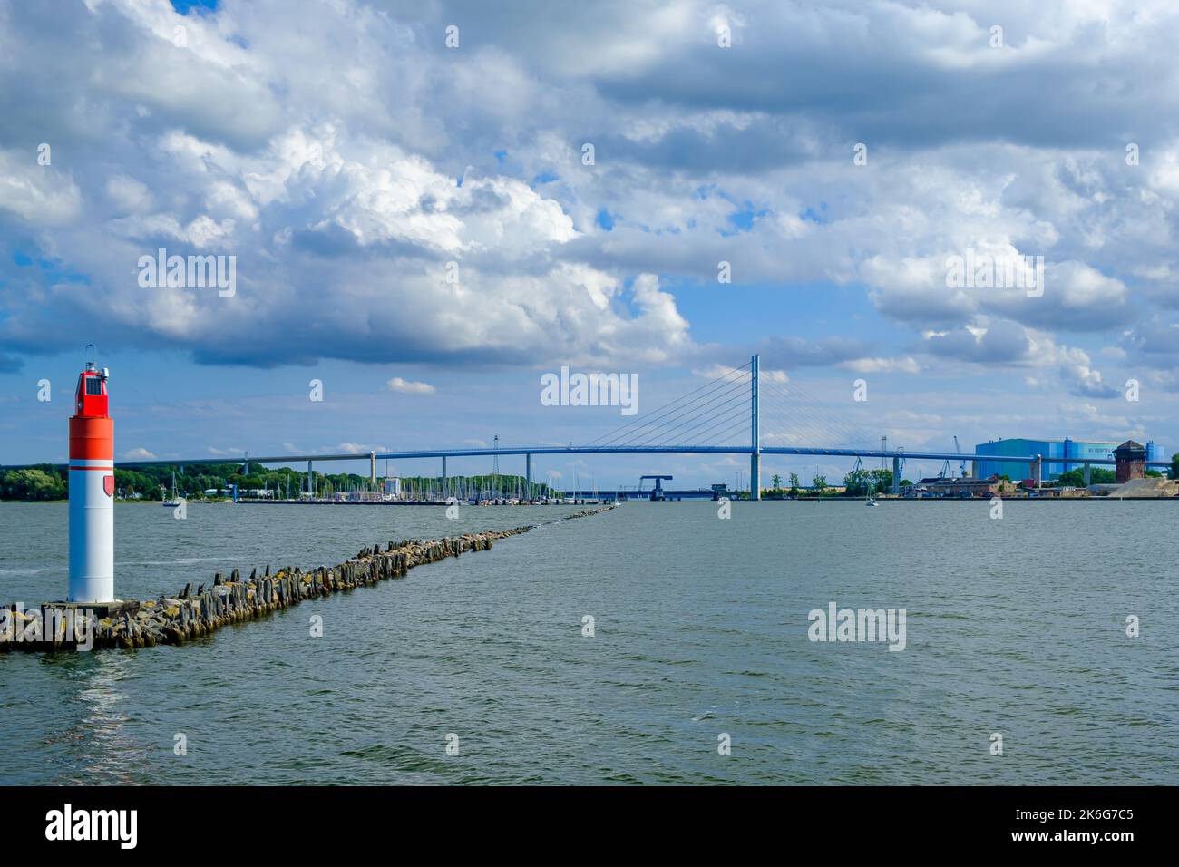 Vue pittoresque depuis la lumière centrale du brise-lames sur le brise-lames central le long du détroit de Strela jusqu'au pont de New Rügen, Stralsund, Allemagne. Banque D'Images