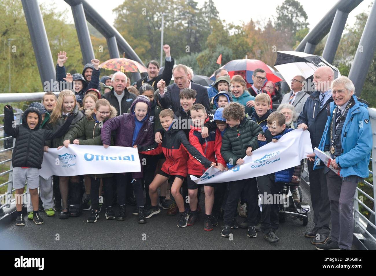New Road, Kendal - 14 octobre 2022 - Pont Gooseholme à Kendal officiellement ouvert vendredi 14 octobre par le président du conseil du comté de Cumbria (CCC), Cllr Andy Connell avec des enfants de l'école Stramongate à proximité (tous autorisés pour les photos). Le député Tim Farron a aussi fait une apparition. La passerelle, qui coûte 2 millions de livres, a remplacé un vieux pont plus petit qui a été endommagé à Storm Desmond qui a frappé la ville en 2015, causant des inondations dévastatrices. La structure monstrueuse a été mise en place en juillet avec des touches finales réalisées au cours des derniers mois. CCC, en collaboration avec l'entrepreneur Story Contractin Banque D'Images