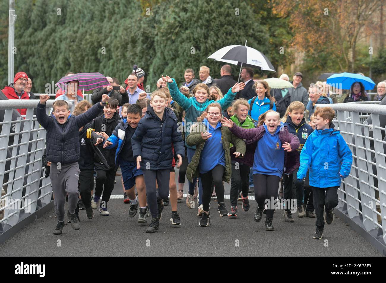 New Road, Kendal - 14 octobre 2022 - Pont Gooseholme à Kendal officiellement ouvert vendredi 14 octobre par le président du conseil du comté de Cumbria (CCC), Cllr Andy Connell avec des enfants de l'école Stramongate à proximité (tous autorisés pour les photos). Le député Tim Farron a aussi fait une apparition. La passerelle, qui coûte 2 millions de livres, a remplacé un vieux pont plus petit qui a été endommagé à Storm Desmond qui a frappé la ville en 2015, causant des inondations dévastatrices. La structure monstrueuse a été mise en place en juillet avec des touches finales réalisées au cours des derniers mois. CCC, en collaboration avec l'entrepreneur Story Contractin Banque D'Images
