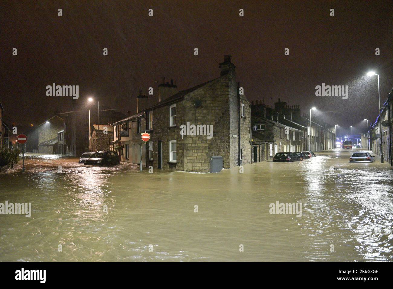 Kendal, Cumbria - 6 décembre 2015 - de fortes pluies s'abaisseront à Kendal, Cumbria, dans les premières heures du 6th décembre 2015. On peut voir un moteur d'incendie dans la distance abandonnée après qu'il a été submergé par les hautes eaux pendant la tempête Desmond. Crédit photo : Scott cm/Alay Live News Banque D'Images