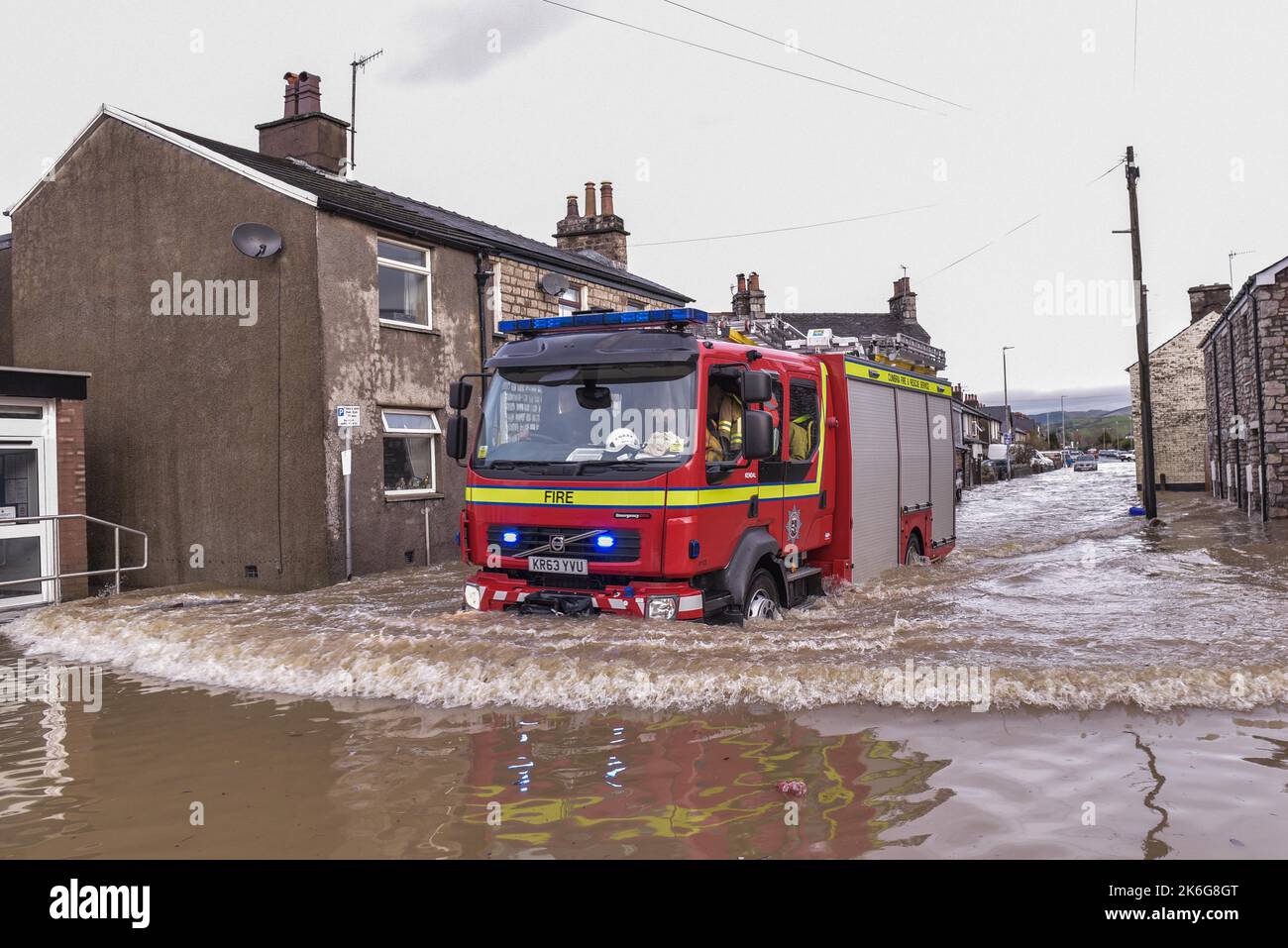 Kendal, Cumbria - 6 décembre 2015 - Un pompier combat par des inondations importantes à Kendal, Cumbria le 6th décembre 2015 après la tempête Desmond. Crédit photo : Scott cm/Alay Live News Banque D'Images