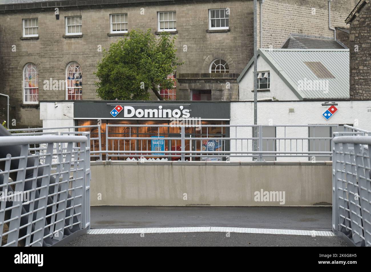 New Road, Kendal - 14 octobre 2022 - le pont Gooseholme à Kendal mène à un point de vente de Dominos. Le pont a officiellement ouvert ses portes le vendredi 14 octobre par le président du conseil du comté de Cumbria (CCC), Cllr Andy Connell, avec des enfants de l'école de Stramongate à proximité (tous autorisés pour les photos). Le député Tim Farron a aussi fait une apparition. La passerelle, qui coûte 2 millions de livres, a remplacé un vieux pont plus petit qui a été endommagé à Storm Desmond qui a frappé la ville en 2015, causant des inondations dévastatrices. La structure monstrueuse a été mise en place en juillet avec des touches finales réalisées au cours des derniers mois. CCC, Banque D'Images