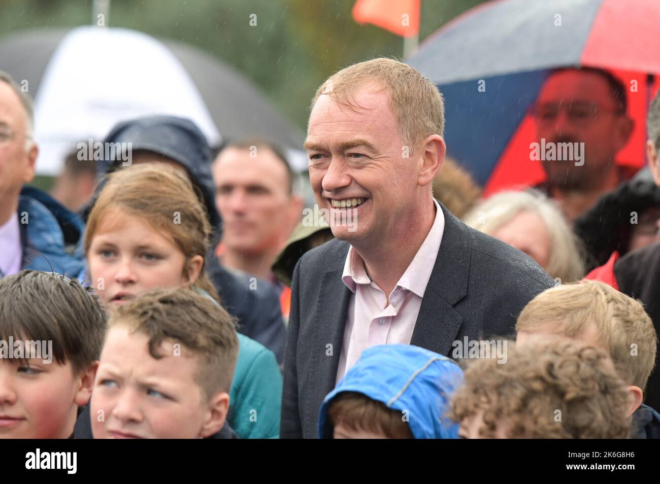 New Road, Kendal - 14 octobre 2022 - député Tim Farron sur le pont Gooseholme à Kendal qui a officiellement ouvert le vendredi 14 octobre par le président du conseil du comté de Cumbria (CCC), Cllr Andy Connell avec des enfants de l'école Stramongate à proximité (tous autorisés pour les photos). Le député Tim Farron a aussi fait une apparition. La passerelle, qui coûte 2 millions de livres, a remplacé un vieux pont plus petit qui a été endommagé à Storm Desmond qui a frappé la ville en 2015, causant des inondations dévastatrices. La structure monstrueuse a été mise en place en juillet avec des touches finales réalisées au cours des derniers mois. CCC, collaboration avec la suite Banque D'Images