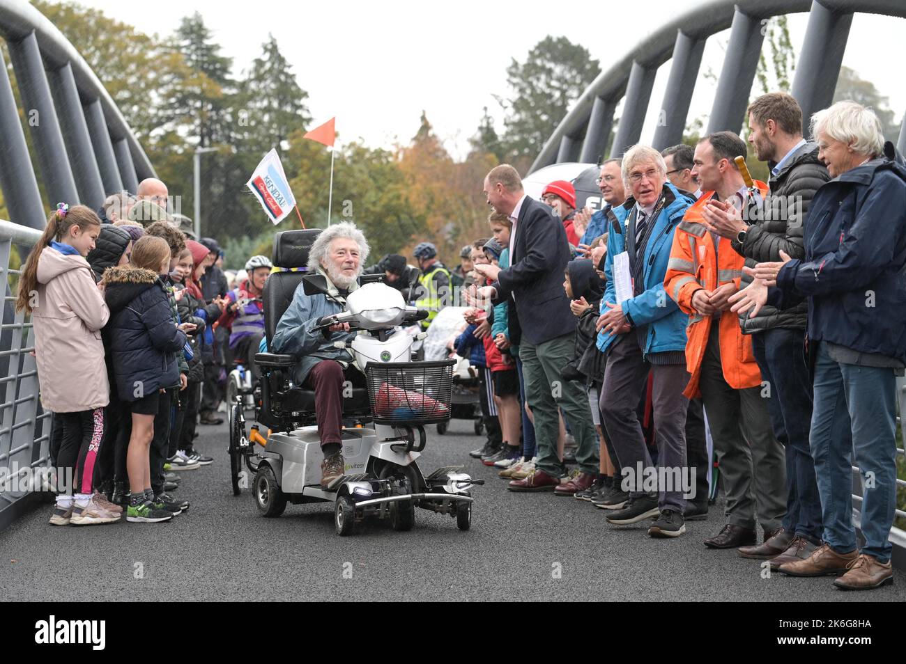New Road, Kendal - 14 octobre 2022 - Pont Gooseholme à Kendal officiellement ouvert vendredi 14 octobre par le président du conseil du comté de Cumbria (CCC), Cllr Andy Connell avec des enfants de l'école Stramongate à proximité (tous autorisés pour les photos). Le député Tim Farron a aussi fait une apparition. La passerelle, qui coûte 2 millions de livres, a remplacé un vieux pont plus petit qui a été endommagé à Storm Desmond qui a frappé la ville en 2015, causant des inondations dévastatrices. La structure monstrueuse a été mise en place en juillet avec des touches finales réalisées au cours des derniers mois. CCC, en collaboration avec l'entrepreneur Story Contractin Banque D'Images