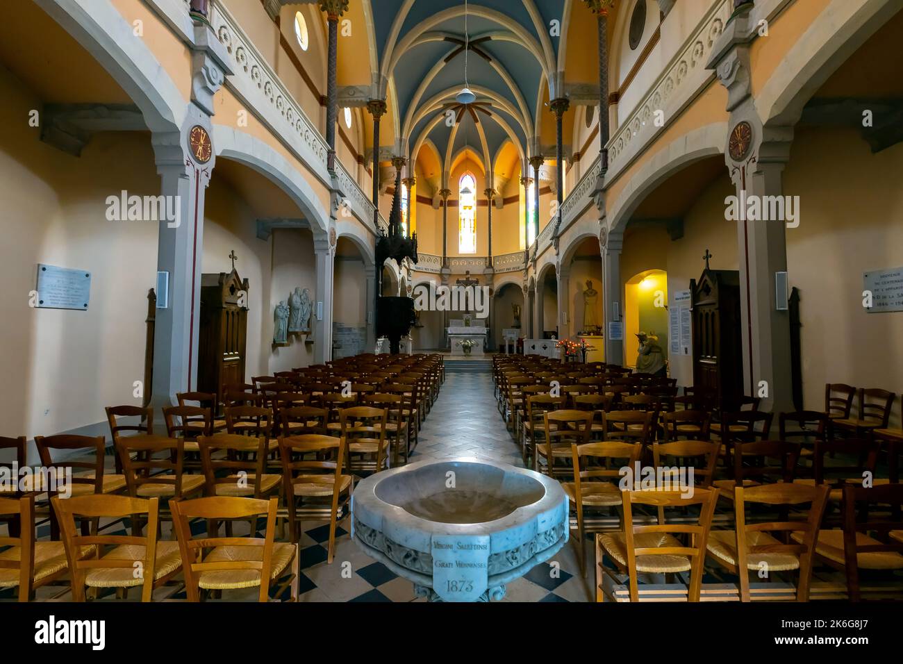 Intérieur de la chapelle notre Dame de Pipet sur le mont Pipet à Vienne, département de l'Isère dans le sud-est de la France. Banque D'Images