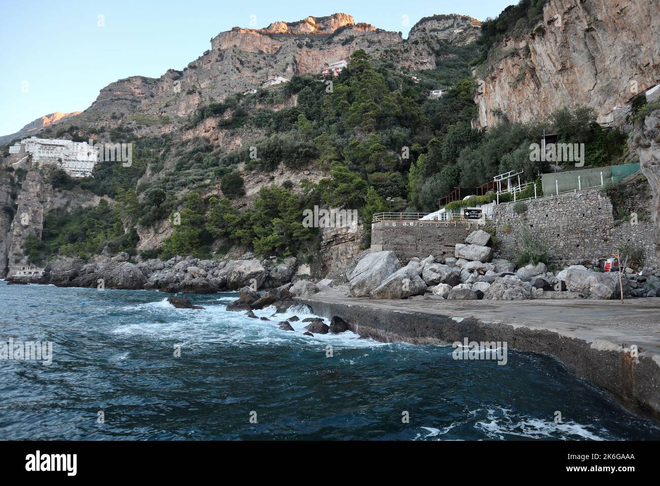 Praiano - Scogliera del Lido Gavitella all'alba Banque D'Images