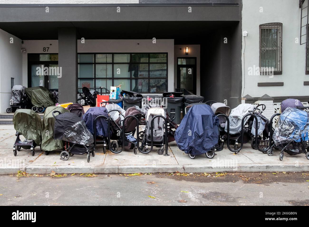 Un grand nombre de poussettes et de calèches devant Cheeryos Day Care à Williamsburg, Brooklyn, New York Banque D'Images