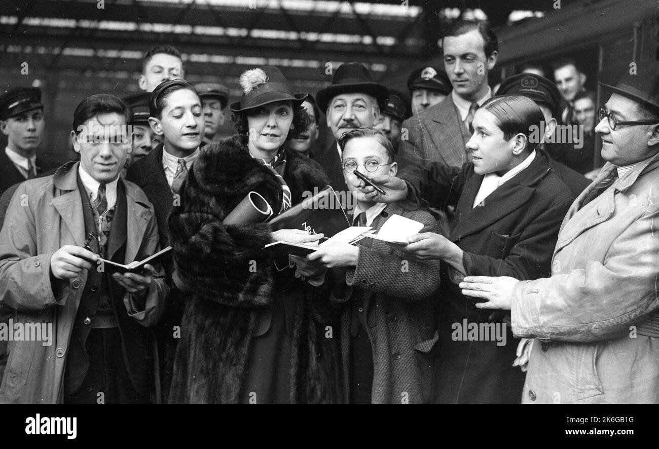 Les collectionneurs Autograph se rassemblent autour d'une célébrité féminine à la gare de Waterloo, Londres, en 1952, l'actrice Zasu Pitts Banque D'Images