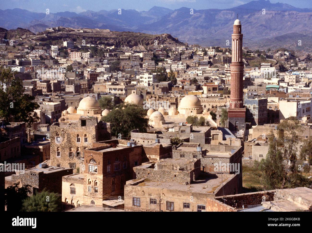 Taiz Yémen vue d'ensemble montrant la mosquée Al-Mudhaffer et le minaret faisant partie du plus ancien complexe de bains survivant au Yémen 13ème siècle Banque D'Images Taiz Yémen vue d'ensemble montrant la mosquée Al-Mudhaffer et le minaret faisant partie du plus ancien complexe de bains survivant au Yémen 13ème siècle Banque D'Images