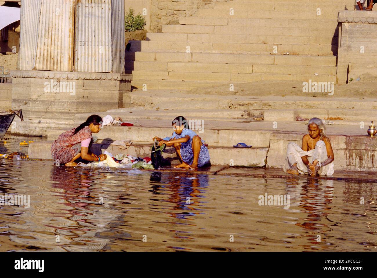 Varanasi Inde (banares) Ganges femmes laver linge et bain dans la rivière Banque D'Images Varanasi Inde (banares) Ganges femmes laver linge et bain dans la rivière Banque D'Images