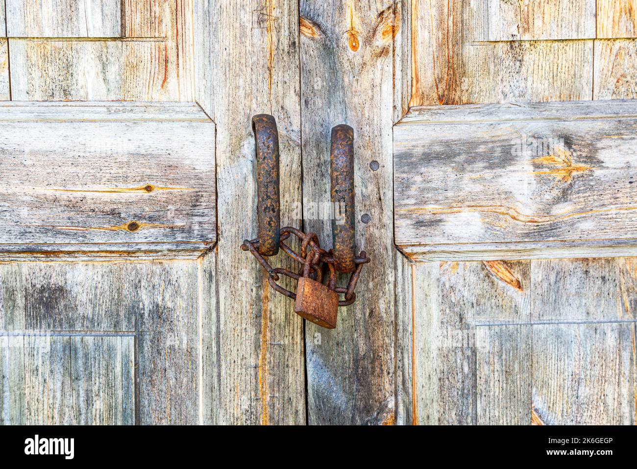 Ancienne porte en bois avec cadenas en métal rouillé Banque D'Images