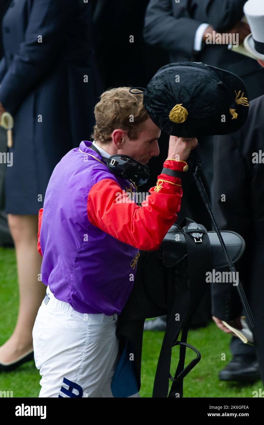 Ascot, Berkshire, Royaume-Uni. 20th juin 2013. Jockey Ryan Moore après avoir remporté la coupe d'or sur l'estimation de sa Majesté le cheval de la Reine. C'était un jour historique car c'était la première fois qu'un monarque régnant remportait la coupe d'or. L'estimation a été criée par le jockey Ryan Moore. La reine Elizabeth II était due à la présentation de la coupe d'or, mais son fils, le duc de York, l'a fait à la place. Date de publication : 14th octobre 2022. Crédit : Maureen McLean/Alay Banque D'Images