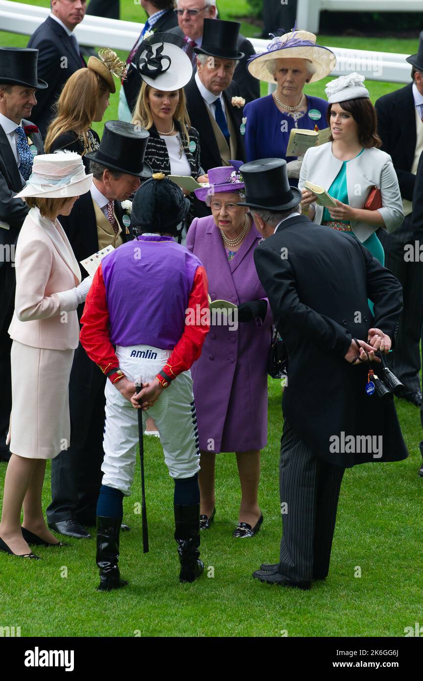 Ascot, Berkshire, Royaume-Uni. 20th juin 2013. Sa Majesté la Reine discute avec l'entraîneur Sir Michael Sroute et le jockey Ryan Moore avant la coupe d'or. C'était un jour historique car c'était la première fois qu'un monarque régnant remportait la coupe d'or. L'estimation a été criée par le jockey Ryan Moore. La reine Elizabeth II était due à la présentation de la coupe d'or, mais son fils, le duc de York, l'a fait à la place. Date de publication : 14th octobre 2022. Crédit : Maureen McLean/Alay Banque D'Images