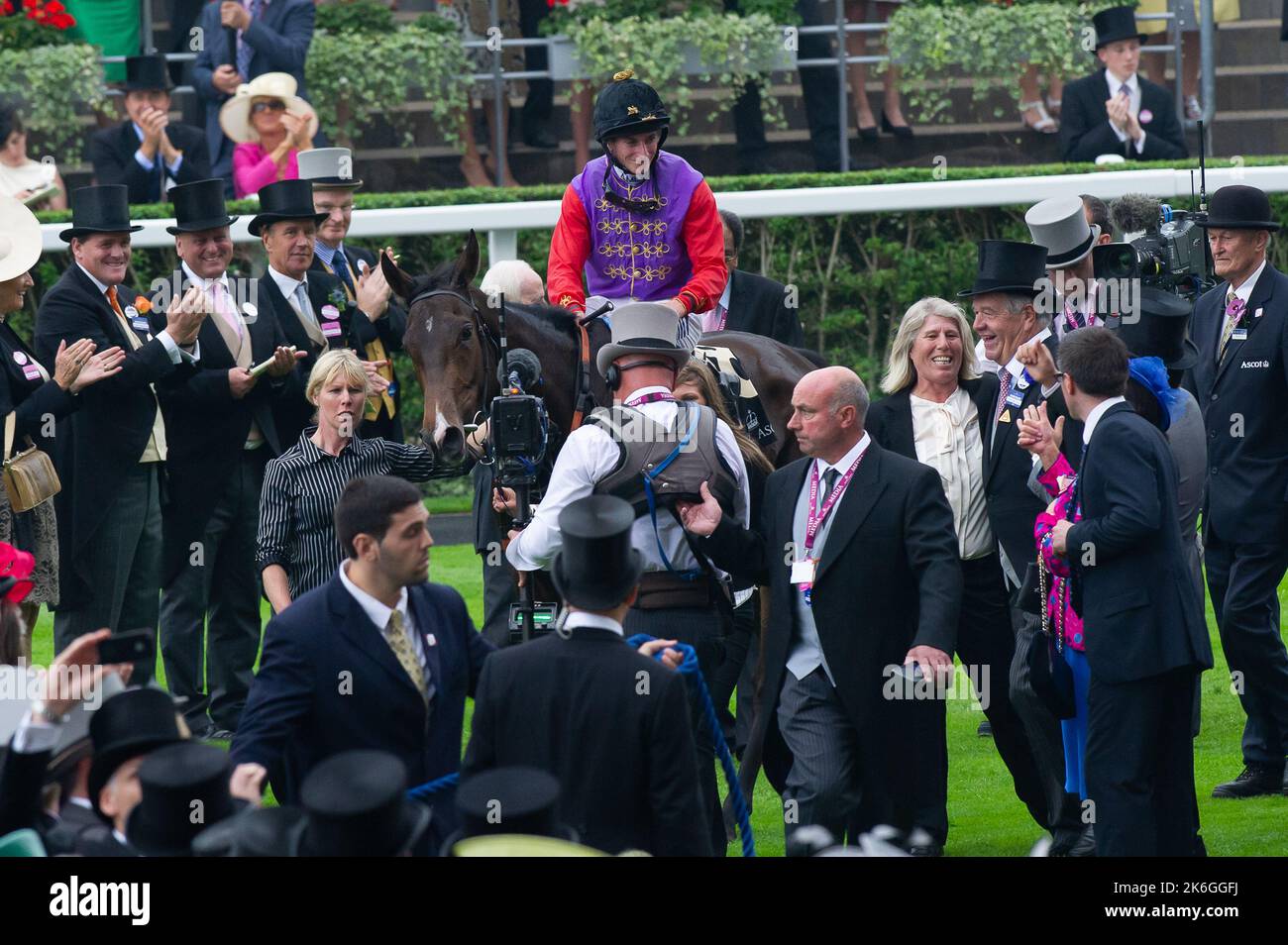 Ascot, Berkshire, Royaume-Uni. 20th juin 2013. Le jockey Ryan Moore revient à l'anneau de la parade après avoir remporté la coupe d'or d'Ascot sur l'estimation du cheval de sa Majesté la Reine. C'était un jour historique car c'était la première fois qu'un monarque régnant remportait la coupe d'or. L'estimation a été criée par le jockey Ryan Moore. La reine Elizabeth II était due à la présentation de la coupe d'or, mais son fils, le duc de York, l'a fait à la place. Date de publication : 14th octobre 2022. Crédit : Maureen McLean/Alay Banque D'Images