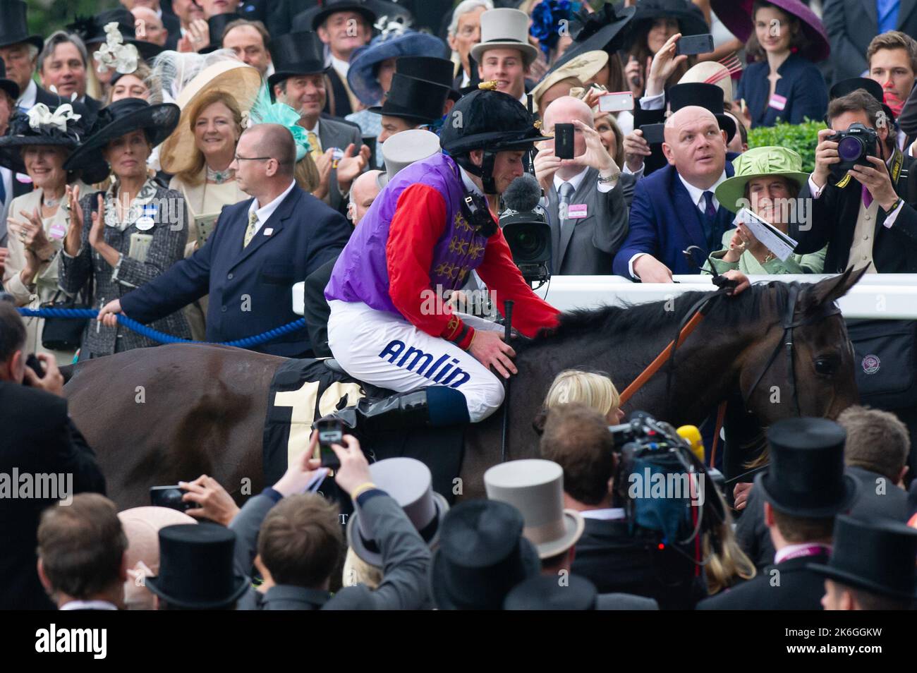 Ascot, Berkshire, Royaume-Uni. 20th juin 2013. Le jockey Ryan Moore revient à l'anneau de la parade après avoir remporté la coupe d'or d'Ascot sur l'estimation du cheval de sa Majesté la Reine. C'était un jour historique car c'était la première fois qu'un monarque régnant remportait la coupe d'or. L'estimation a été criée par le jockey Ryan Moore. La reine Elizabeth II était due à la présentation de la coupe d'or, mais son fils, le duc de York, l'a fait à la place. Date de publication : 14th octobre 2022. Crédit : Maureen McLean/Alay Banque D'Images